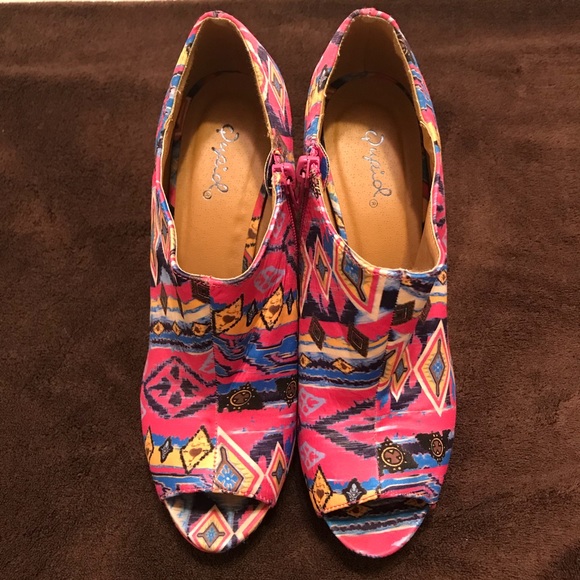 👑 Aztec print wedges 👑 - Picture 2 of 4